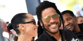 Lenny Kravitz scopre la stella sulla Walk of Fame: la battuta della figlia