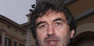 Elezioni Abruzzo, Marsilio ‘rockstar’ al comitato tra ressa tv e spumante