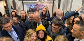 Bagno di folla per Meloni a Pordenone, premier tra selfie e strette di mano