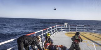 Migranti, Ocean Viking chiede ‘porto più vicino’: in 23 sbarcati a Catania per cure urgenti