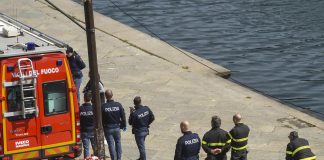 Torino, cade nel Po mentre scatta foto alla moglie e muore