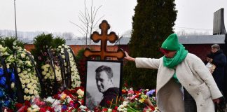 Mosca, continua l’omaggio a Navalny: a decine lasciano fiori sulla tomba