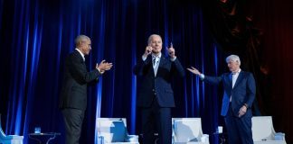 Protesta per Gaza irrompe a mega evento con Biden, Obama e Clinton: interrotta l’intervista