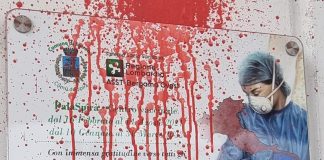Bergamo, no vax vandalizzano PalaSpirà: in pandemia era stato un hub vaccinale