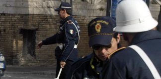 Roma, tampona l’auto dell’ex e vuole soldi dei danni: fermato