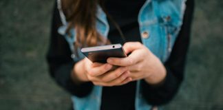 WhatsApp, in Italia cambiano regole accesso per età