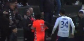 Insulti razzisti, portiere reagisce e viene espulso: la squadra se ne va
