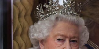 Royal Family, spunta seconda foto ritoccata: photoshop su Elisabetta e i nipotini