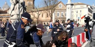Maratona di Roma, blitz di Ultima Generazione su ponte Vittorio Emanuele II