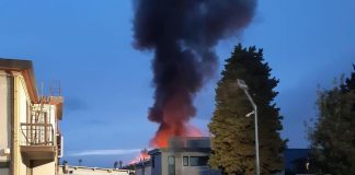 Enorme incendio a Scandicci, in fiamme edificio industriale. Il sindaco: “Tenete le finestre chiuse”