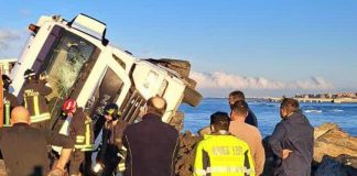 Ostia, camion si ribalta sulla scogliera: autista salvato