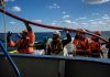 Migranti, sbarco a Pozzallo per Sea Watch: a bordo 17enne morto