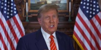 Trump a ‘caccia’ di soldi: in vendita copie griffate della Bibbia