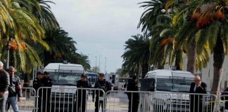 Tre cooperanti italiani fermati in Tunisia: “Presunte irregolarità su prelievi di denaro”