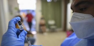Si vaccina 217 volte contro il Covid: “Nessun effetto avverso”