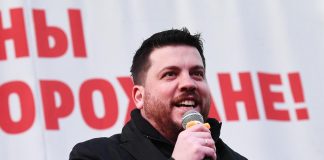 Navalny, braccio destro Leonid Volkov aggredito a martellate: “Non ci arrenderemo a Putin”