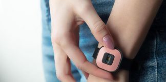 Violenza su donne, studentessa in treno si salva grazie al bracciale anti stupro
