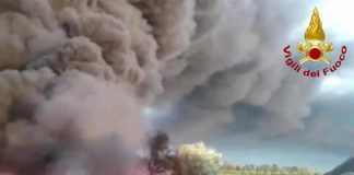Roma, incendio in una discarica abusiva ad Ardea: “Tenere finestre chiuse”
