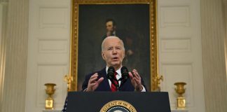 Ucraina, Biden: “Invio armi a Kiev inizierà nelle prossime ore”