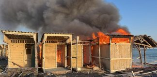 Ostia, in fiamme stabilimento La Casetta: distrutte alcune cabine – Foto