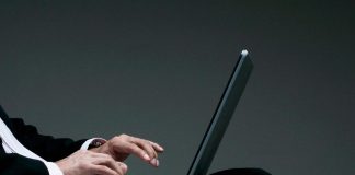 Porno nel mirino dell’Ue: scattano nuove regole per PornHub, StripChat e XVideos