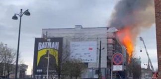 Danimarca, violento incendio alla Borsa di Copenaghen: crollata la guglia – Video