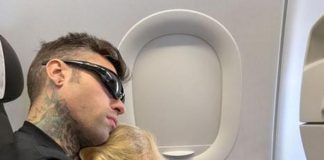 Fedez in volo per Miami: “Finalmente parto con i miei bimbi”