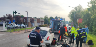 Con la moto vanno a sbattere contro un’auto, due fratelli di 18 e 16 anni finiscono in ospedale