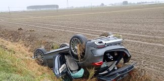 Ostiglia, auto esce di strada e si cappotta nei campi: tre feriti