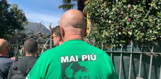 40 anni della Lega, Bossi invita i militanti a casa: fetta di torta e saluti col Senatur a Gemonio