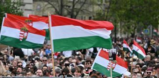 Ungheria, decine di migliaia in piazza contro il governo Orban