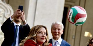 Meloni gioca con pallavoliste a Palazzo Chigi: “Schiaccia 7 come in spiaggia”