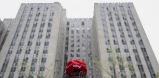 Trump a processo, un uomo si dà fuoco davanti al tribunale di New York