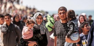 Israele, media: spari Idf su civili in viaggio verso Gaza. Netanyahu rinvia operazione a Rafah