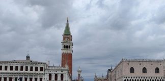 Venezia, pezzi di cemento cadono dal campanile di San Marco: avviati accertamenti