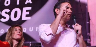 Spagna, l’annuncio di Sanchez: “Lunedì decido se restare premier”