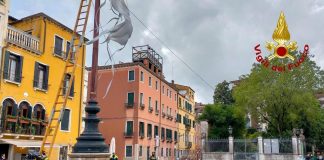 Biennale Arte Venezia, installazione divelta dal vento