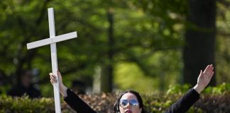 Eurovision 2024, a Malmo bruciati Corano e bandiera palestinese