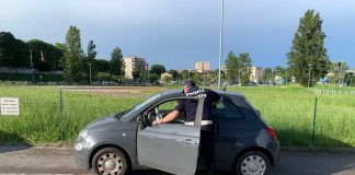Auto abbandonata in via Bentivoglio: era stata rubata a Pavia. Restituita al proprietario