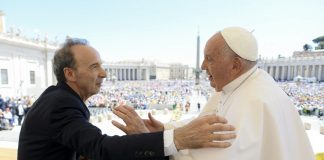 Alla Giornata Mondiale dei Bambini l’abbraccio di Benigni al Papa