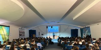 “Adesso tutti in piedi”: spettacolo per aiutare i ragazzi ad affrontare le emozioni