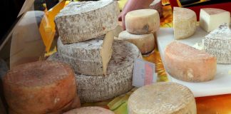 Formaggio ‘obbligatorio’ al ristorante? Lollobrigida: “Fake news”