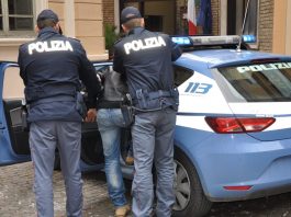 Via Bonomi, poliziotta fuori servizio coglie sul fatto “topo d’auto”: arrestato 27enne