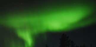 Tempesta solare investe la Terra, aurore boreali e gps in tilt: cosa aspettarsi oggi