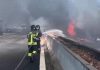 Auto in fiamme in autostrada, lunghe code e traffico in tilt
