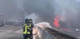 Auto in fiamme in autostrada, lunghe code e traffico in tilt