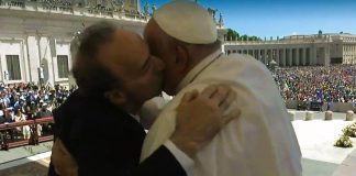 Benigni show, bacia il Papa poi invoca la pace: “La guerra deve finire”