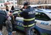 Giovani e giovanissimi affascinati dalla Lamborghini della Polizia di Stato