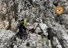 Cagnolino scala montagna e resta bloccato: salvato