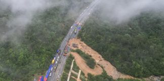 Autostrada crollata in Cina, si aggrava bilancio vittime: almeno 48 i morti